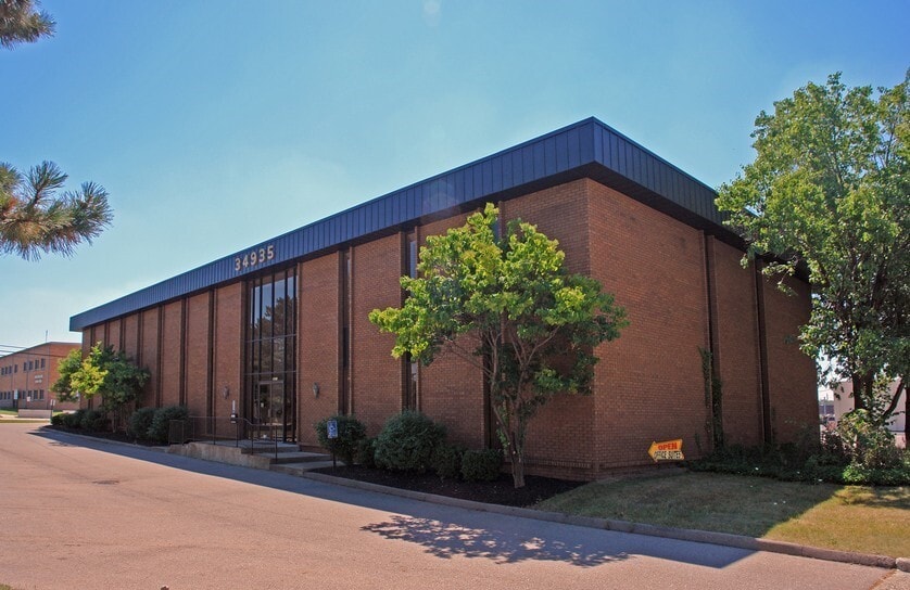 34935 Schoolcraft Rd, Livonia, MI for lease Primary Photo- Image 1 of 2