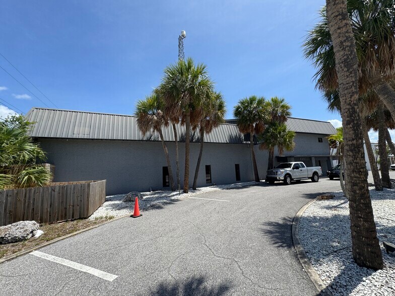 365 105th Ter NE, Saint Petersburg, FL à vendre - Photo du bâtiment - Image 3 de 34