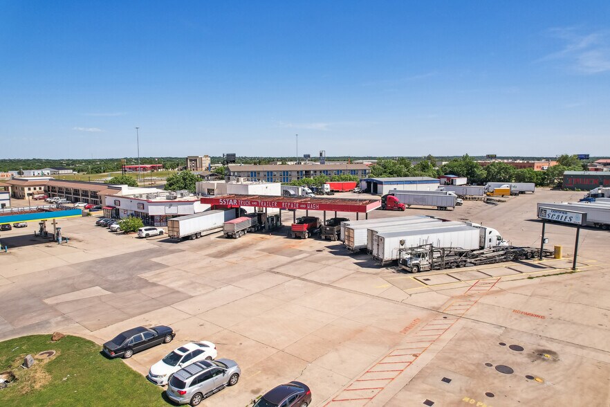 4600 NE 120th St - Portfolio portefeuille de 3 propriétés à vendre sur LoopNet.ca - Photo du bâtiment - Image 3 de 5