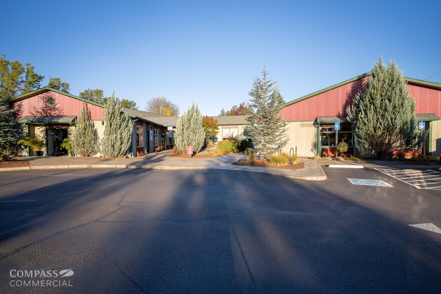 6735 SW Country Club Dr, Corvallis, OR for sale - Building Photo - Image 2 of 34