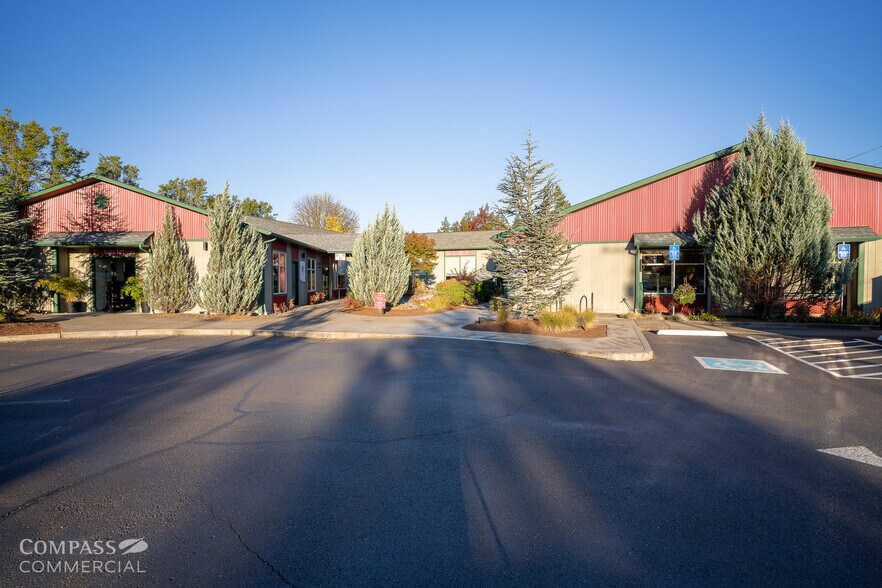 6735 SW Country Club Dr, Corvallis, OR à vendre - Photo du bâtiment - Image 2 de 34