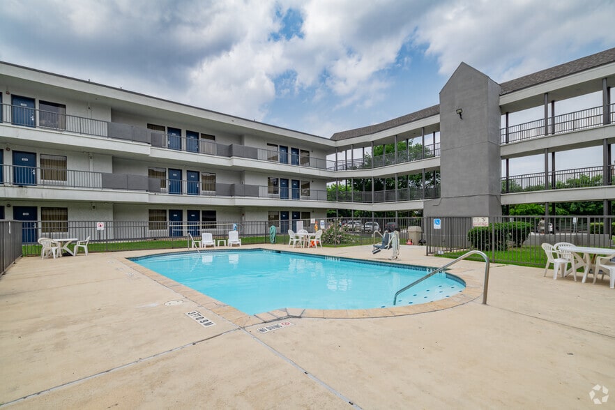 11221 San Pedro Ave, San Antonio, TX à vendre - Photo du bâtiment - Image 2 de 19