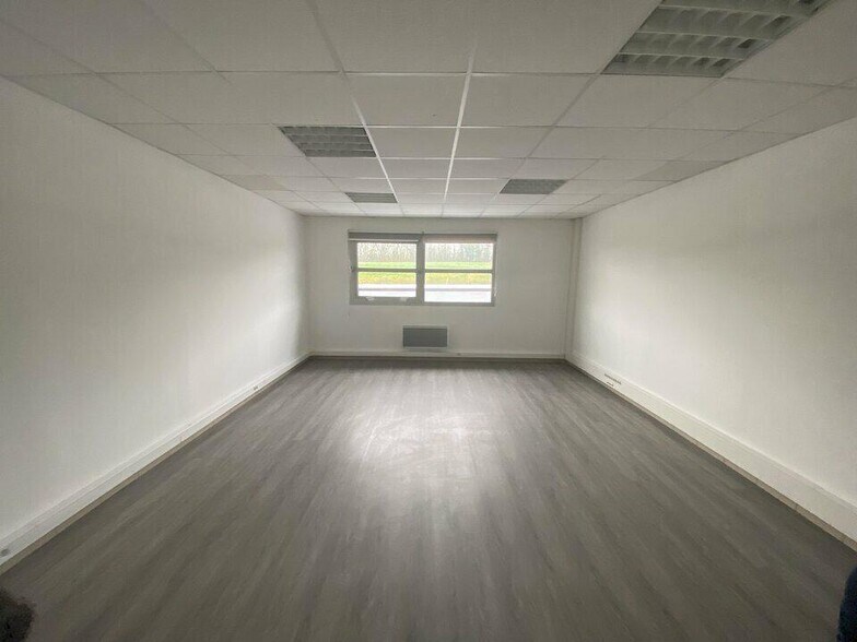 Flex in Chambly for lease - Interior Photo - Image 2 of 4