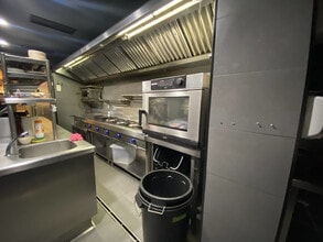 Retail in Barcelona, Barcelona for lease Interior Photo- Image 2 of 4