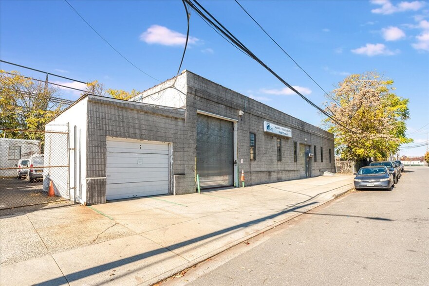 50 Hempstead Gardens, West Hempstead, NY à vendre - Photo principale - Image 1 de 1