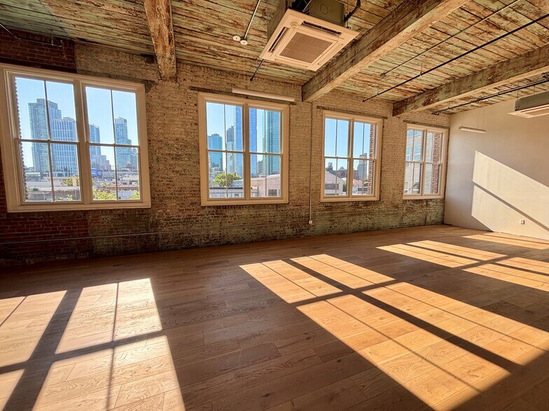 44-01 11th St, Long Island City, NY à louer - Photo du bâtiment - Image 3 de 6