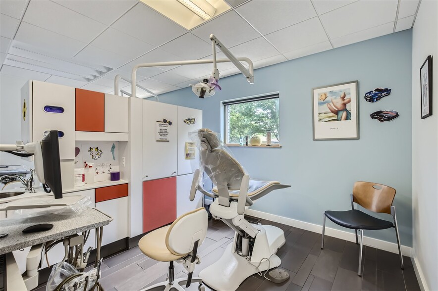 1818 W Mountain View Ave, Longmont, CO for sale - Interior Photo - Image 3 of 7