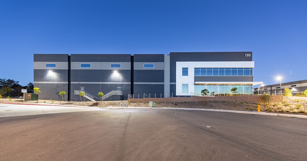 195 Bosstick Blvd, San Marcos, CA à louer - Photo du bâtiment - Image 2 de 4