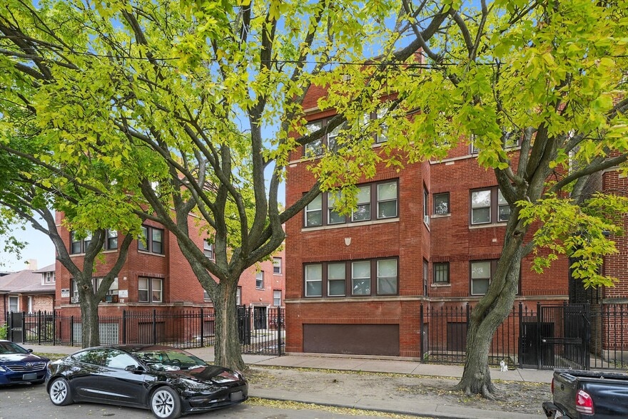 7237-7243 S Bennett Ave, Chicago, IL for sale - Building Photo - Image 3 of 8