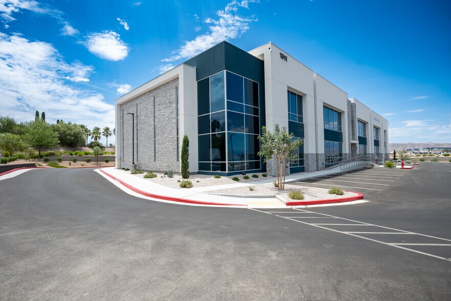 1301 Seven Hills Drive, Henderson, NV à vendre - Photo du bâtiment - Image 3 de 50