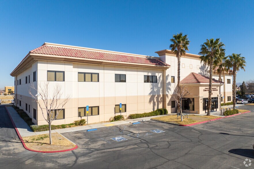 15400 Civic Dr, Victorville, CA à vendre - Photo du bâtiment - Image 2 de 5