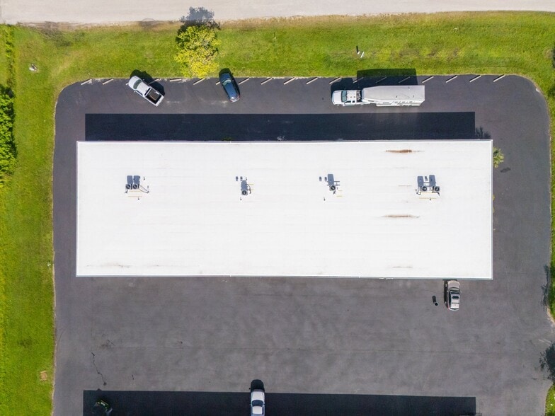 1390 Commerce Blvd, Sarasota, FL for lease - Building Photo - Image 3 of 14