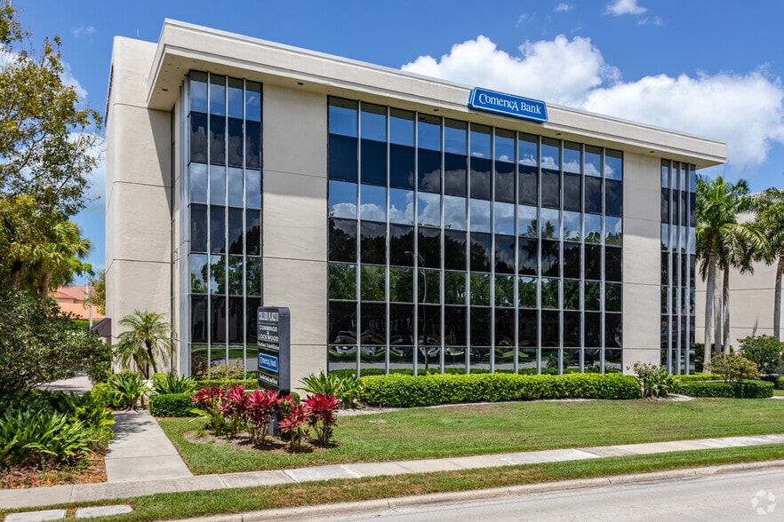 3001 Tamiami Trl N, Naples, FL for lease - Primary Photo - Image 1 of 5