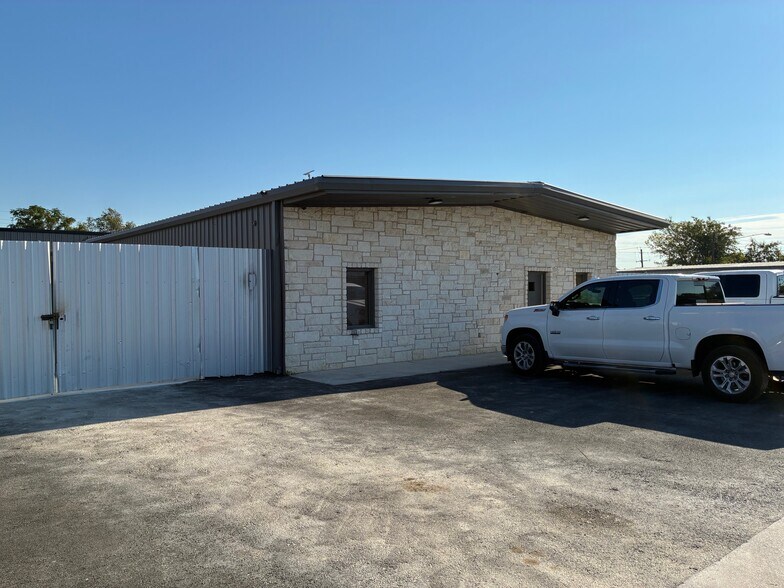 3416-3418 Andtree Blvd, Austin, TX à louer - Photo du bâtiment - Image 1 de 4