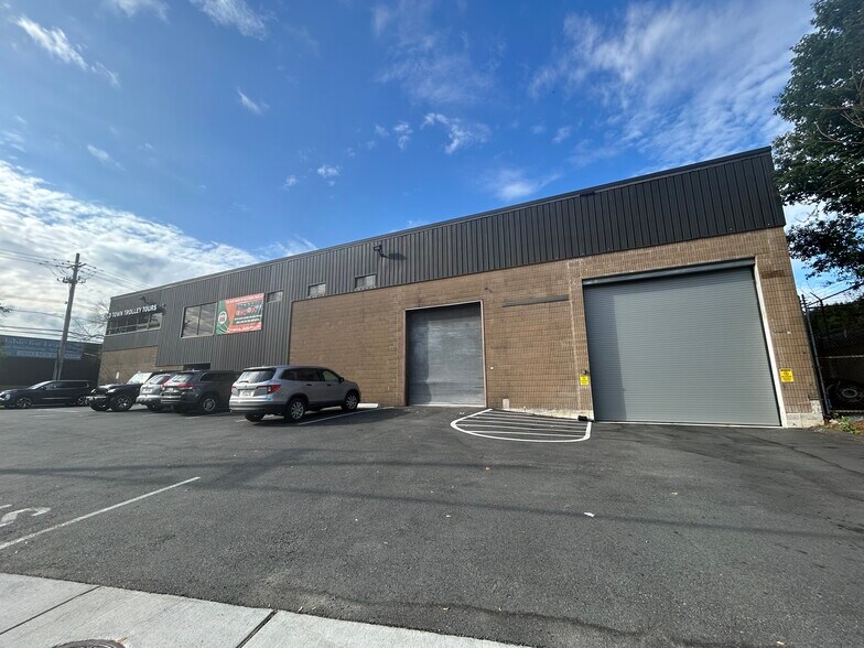 129 Commercial St, Malden, MA à louer - Photo du bâtiment - Image 2 de 22