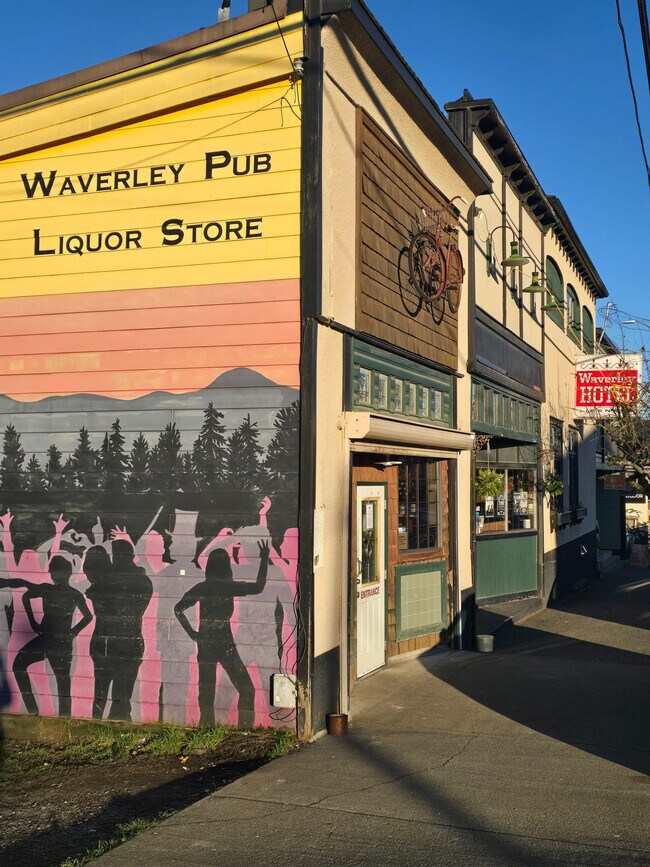 Plus de détails pour 2692 Dunsmuir Ave, Cumberland, BC - Commerce de détail à vendre