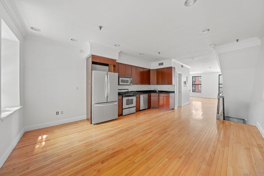 248 E 33rd St, New York, NY for sale - Building Photo - Image 3 of 15