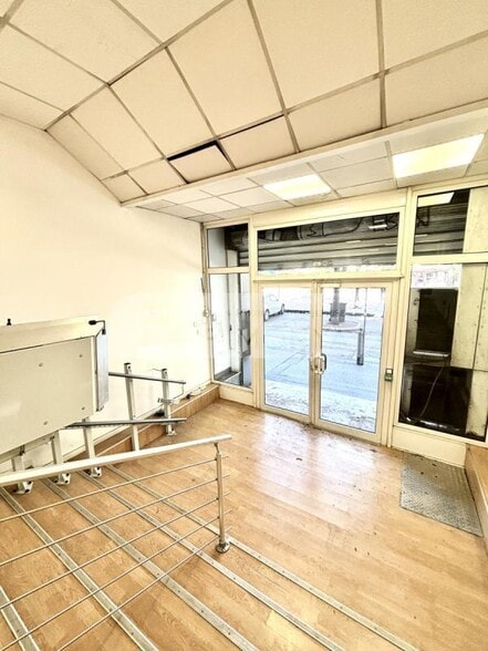 Retail in Marseille for lease - Interior Photo - Image 2 of 8