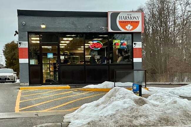 Plus de détails pour 292 Annapolis Av, Oshawa, ON - Commerce de détail à vendre