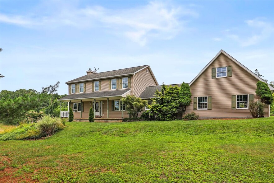 333 Newcomer Rd, Windsor, PA for sale - Primary Photo - Image 1 of 105