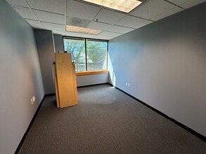 4370 W 109th St, Overland Park, KS à louer Photo intérieure- Image 2 de 2