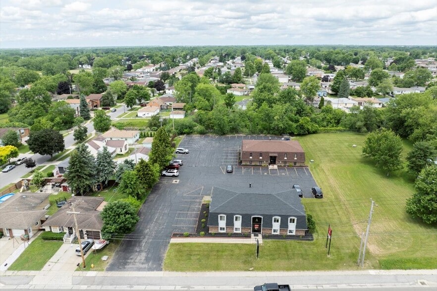 932 French Rd, Cheektowaga, NY à vendre - Photo du bâtiment - Image 1 de 48