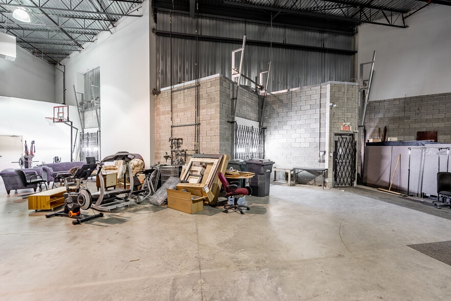 9490-9490 Boul Henri-Bourassa W, Saint-Laurent, QC for sale - Interior Photo - Image 2 of 23