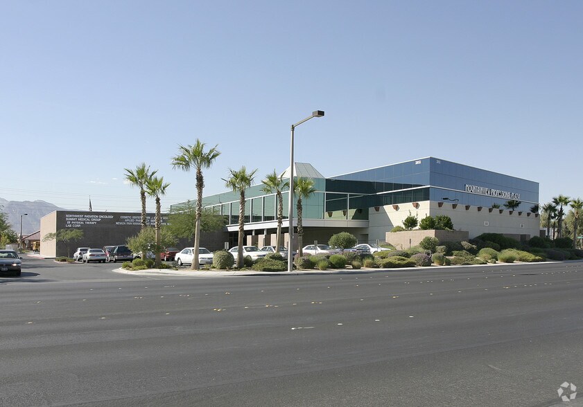 2851 N Tenaya Way, Las Vegas, NV à louer - Photo du bâtiment - Image 3 de 19