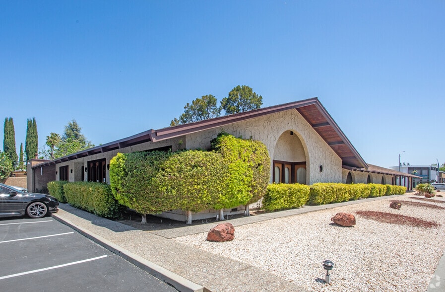 525 W Remington Dr, Sunnyvale, CA for lease - Primary Photo - Image 1 of 7
