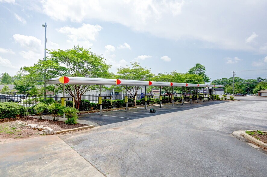 954 N Pleasantburg Dr, Greenville, SC à louer - Photo du bâtiment - Image 2 de 13