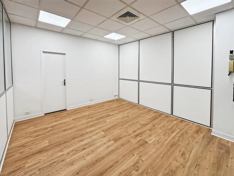 Office in Paris for lease - Interior Photo - Image 3 of 5