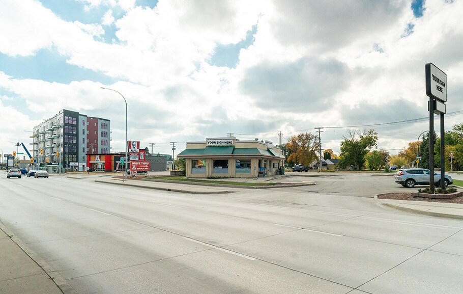 1103 Pembina Hwy, Winnipeg, MB à louer - Photo du bâtiment - Image 3 de 6