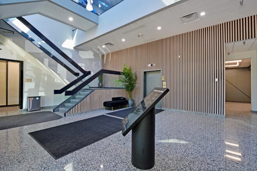 2277 W Highway 36, Roseville, MN à louer - Photo du bâtiment - Image 3 de 10