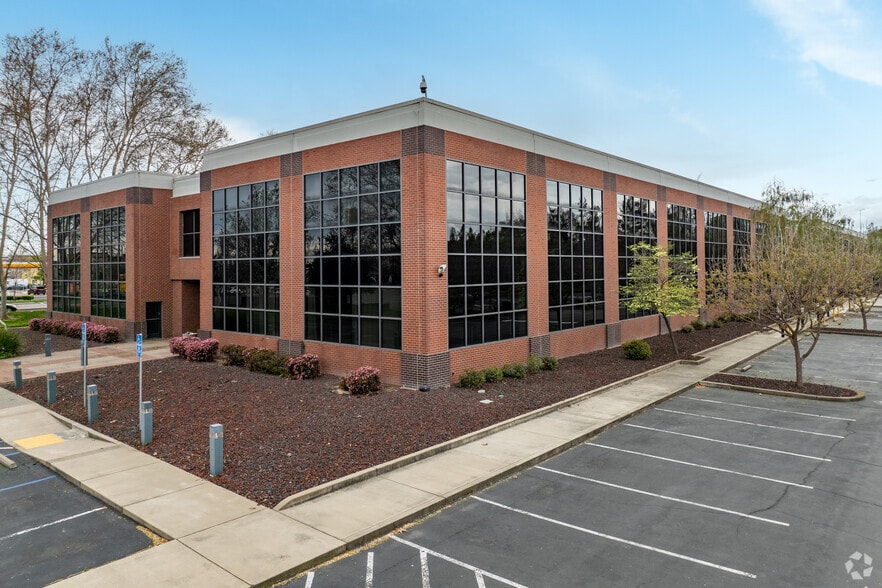 750 Riverpoint Dr, West Sacramento, CA for lease - Building Photo - Image 1 of 8
