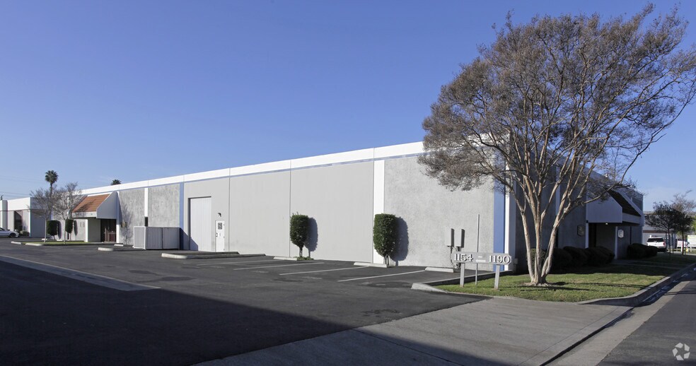 1146-1158 E Valencia Dr, Fullerton, CA à louer - Photo du bâtiment - Image 3 de 8