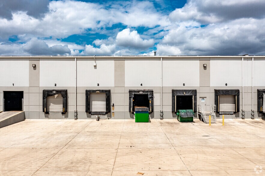 4940 Eisenhauer Rd, San Antonio, TX for lease - Building Photo - Image 2 of 3