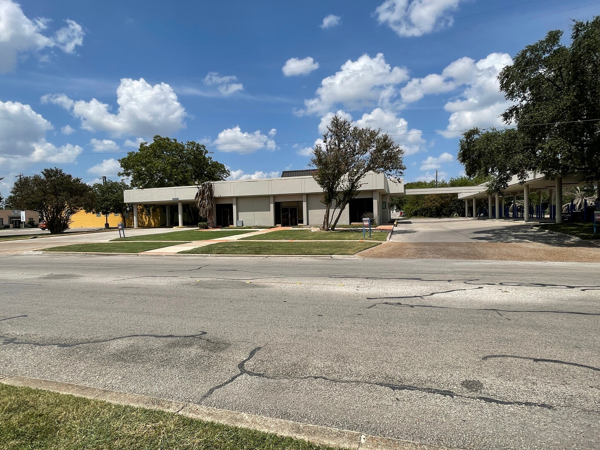 519 E Highland Blvd, San Antonio, TX à louer Photo du bâtiment- Image 1 de 11