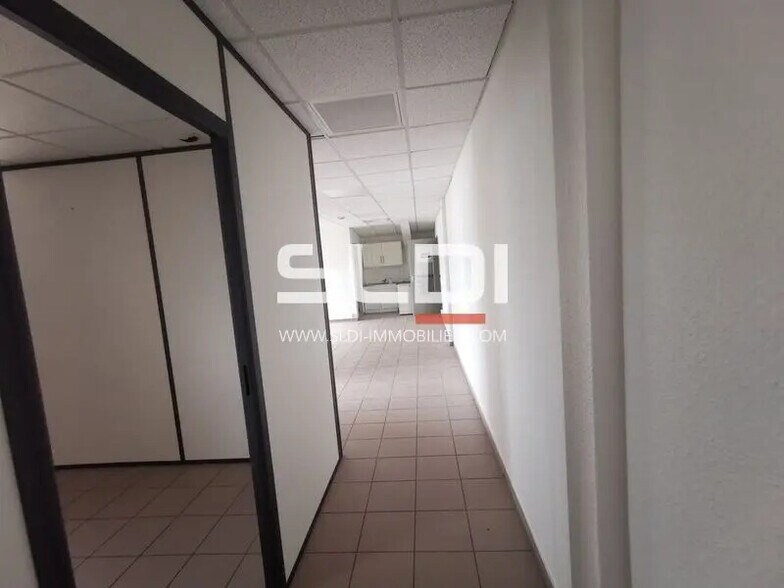 Chemin De Mure, Saint-Pierre-de-Chandieu for lease - Interior Photo - Image 2 of 6