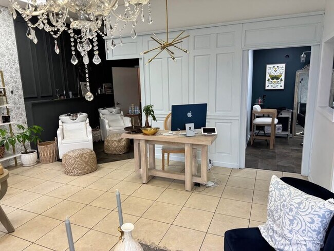 Plus de détails pour 262 N Phelps Ave, Rockford, IL - Bureau/Commerce de détail, Commerce de détail à louer