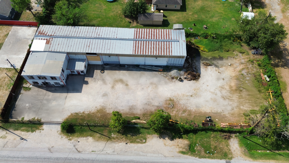 5814 E Mt Houston Rd, Houston, TX for lease - Building Photo - Image 1 of 3