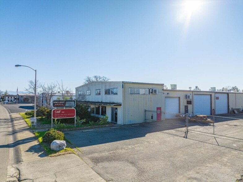 4311 Caterpillar Rd, Redding, CA à vendre - Photo du bâtiment - Image 2 de 18