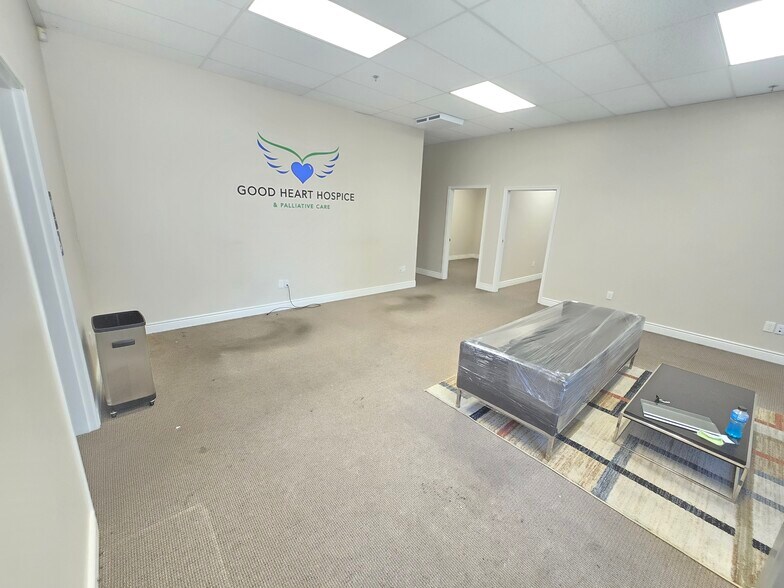 8237 Rochester Ave, Rancho Cucamonga, CA à louer - Photo du bâtiment - Image 3 de 14