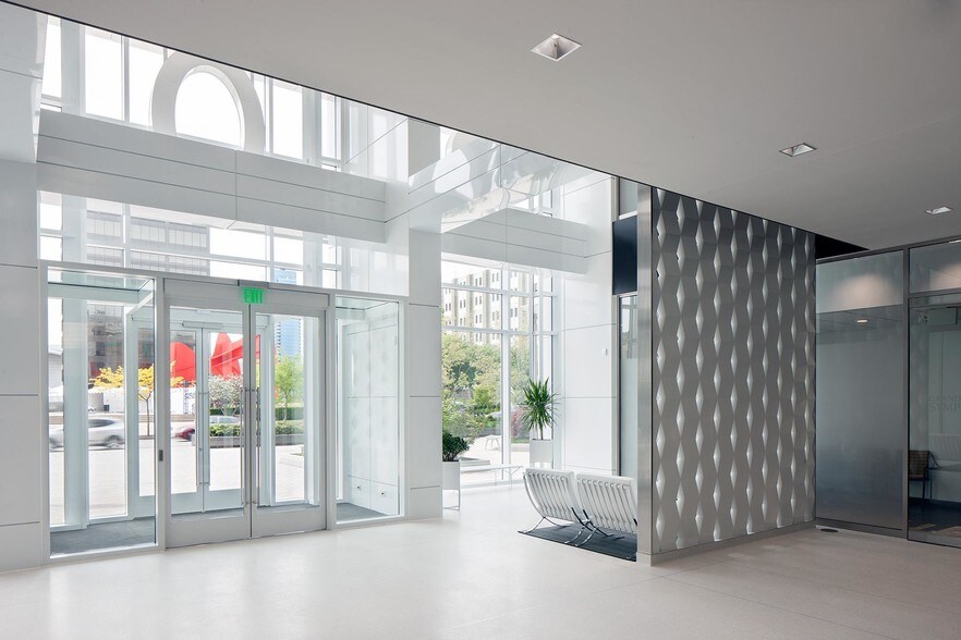 300 Ottawa Ave NW, Grand Rapids, MI à louer - Hall d’entrée - Image 2 de 3