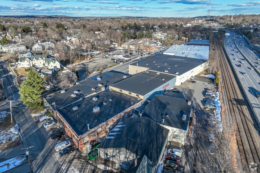 84-94 Rowe St, Newton, MA à louer - Photo du bâtiment - Image 2 de 5