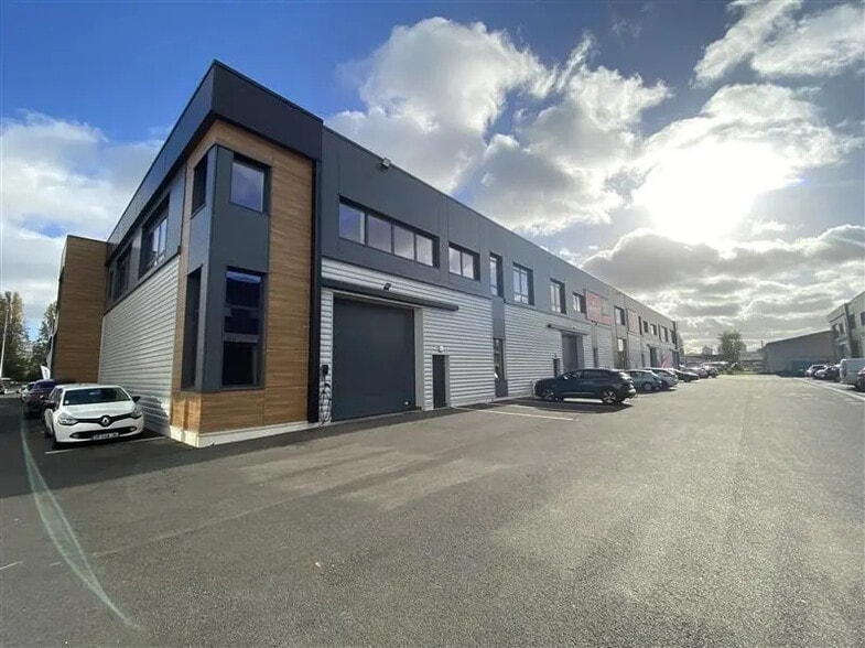 Flex in Villeneuve-la-Garenne for lease - Building Photo - Image 1 of 8