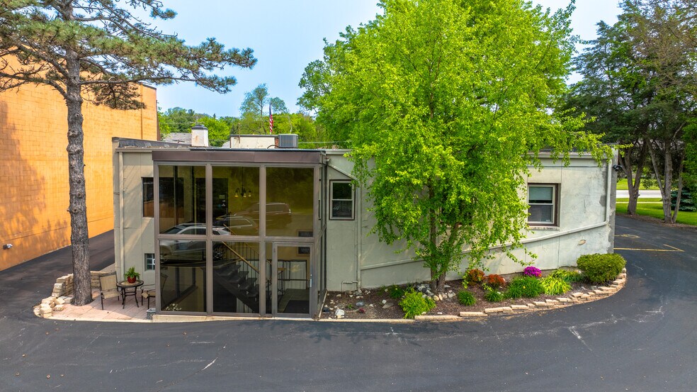 1535 E Racine Ave, Waukesha, WI à vendre - Photo du bâtiment - Image 3 de 7