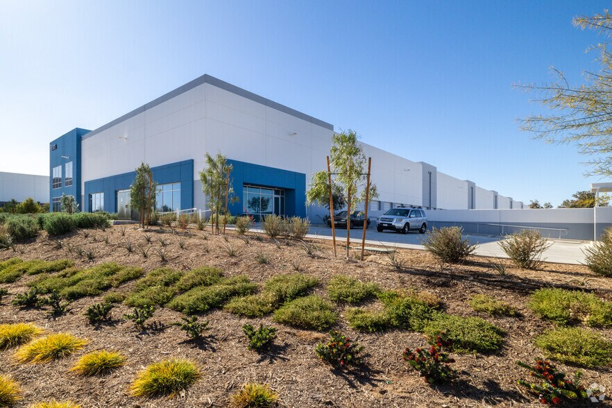 19885 Harvill Ave, Perris, CA à louer - Photo du bâtiment - Image 2 de 7