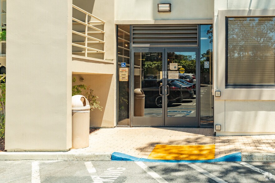 16400 Lark Ave, Los Gatos, CA à louer - Photo du bâtiment - Image 3 de 3