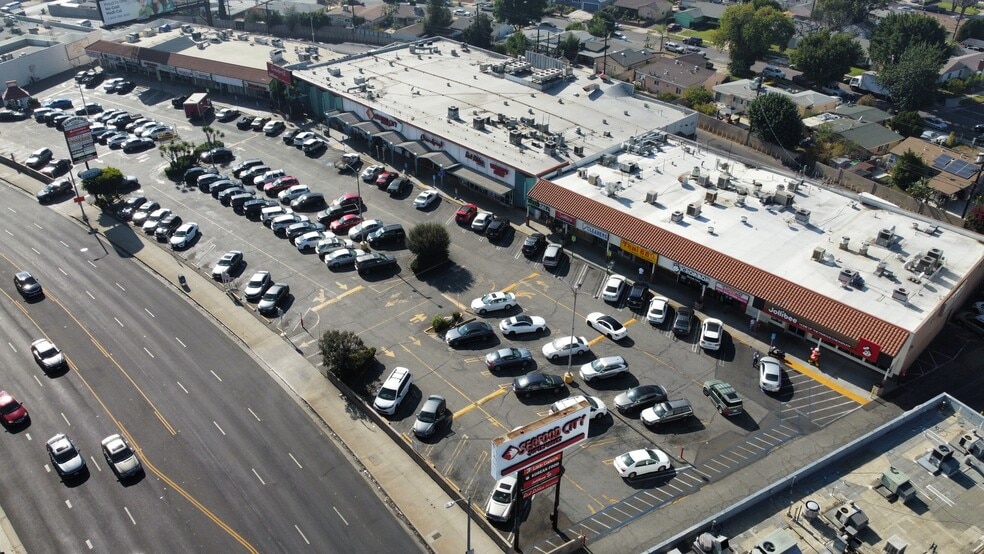 8207-8261 Woodman Ave, Panorama City, CA for lease - Primary Photo - Image 3 of 4