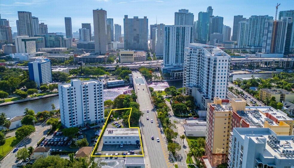 529 W Flagler St, Miami, FL à louer - Photo du bâtiment - Image 3 de 10
